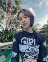 张佳宁身着紧身泳装，泳池里玩玩具水枪可爱照片