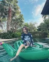 张佳宁身着紧身泳装，泳池里玩玩具水枪可爱照片