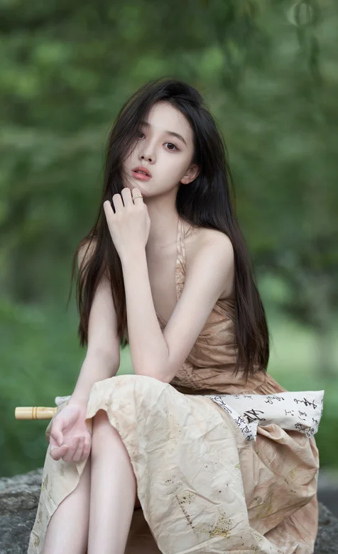 美女李瑜裙装户外超高清8k手机壁纸 – 高清 桌面壁纸 开放版权素材 免费下载 手机电脑通用背景图