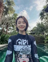 张佳宁身着紧身泳装，泳池里玩玩具水枪可爱照片