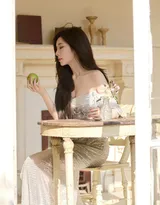 戴燕妮性感优雅低胸礼服穿搭午后写真大图