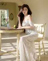 戴燕妮性感优雅低胸礼服穿搭午后写真大图