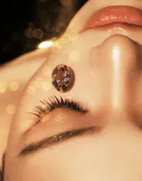 林允身着金色低胸礼服出席活动美照，这身材不是一般的好