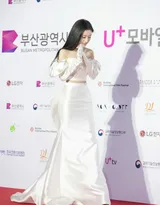 包上恩白色抹胸衣加长裙优雅迷人楼梯间写真美照