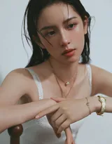 周也慵懒吊带系列超高清写真壁纸图片