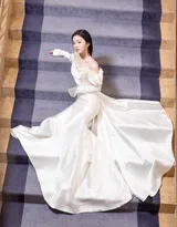 包上恩白色抹胸衣加长裙优雅迷人楼梯间写真美照