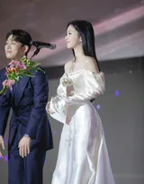 包上恩白色抹胸衣加长裙优雅迷人楼梯间写真美照