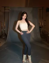 虞书欣紧身背心加瑜伽裤穿搭显紧致身材超高清写真，粉扑扑的画面太美啦