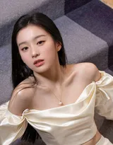 包上恩白色抹胸衣加长裙优雅迷人楼梯间写真美照