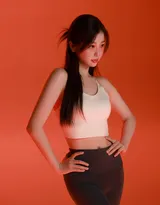 虞书欣紧身背心加瑜伽裤穿搭显紧致身材超高清写真，粉扑扑的画面太美啦