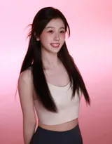 虞书欣紧身背心加瑜伽裤穿搭显紧致身材超高清写真，粉扑扑的画面太美啦