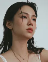 周也慵懒吊带系列超高清写真壁纸图片