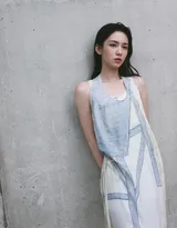 周也慵懒吊带系列超高清写真壁纸图片