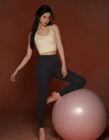 虞书欣紧身背心加瑜伽裤穿搭显紧致身材超高清写真，粉扑扑的画面太美啦