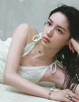 周也慵懒吊带系列超高清写真壁纸图片