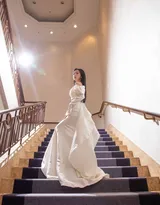 包上恩白色抹胸衣加长裙优雅迷人楼梯间写真美照