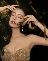 林允身着金色低胸礼服出席活动美照，这身材不是一般的好