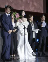 包上恩白色抹胸衣加长裙优雅迷人楼梯间写真美照