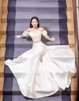 包上恩白色抹胸衣加长裙优雅迷人楼梯间写真美照