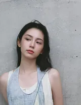 周也慵懒吊带系列超高清写真壁纸图片