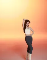 虞书欣紧身背心加瑜伽裤穿搭显紧致身材超高清写真，粉扑扑的画面太美啦