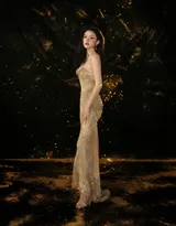 林允身着金色低胸礼服出席活动美照，这身材不是一般的好