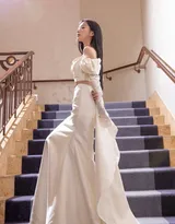 包上恩白色抹胸衣加长裙优雅迷人楼梯间写真美照