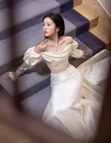 包上恩白色抹胸衣加长裙优雅迷人楼梯间写真美照