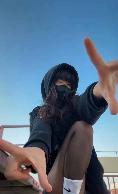 半蹲在地上，身着黑色卫衣，牛仔裤的酷飒女生手势手机壁纸图片 – 高清 桌面壁纸 开放版权素材 免费下载 手机电脑通用-iPhone17-1