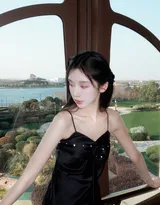 高颜值苗条美女黑色斜肩波点上衣、牛仔短裤穿着郁金香花丛旁超高清图片