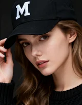 戴M字母帽女生室内时尚人像