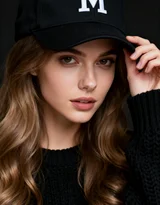 戴M字母帽女生室内时尚人像