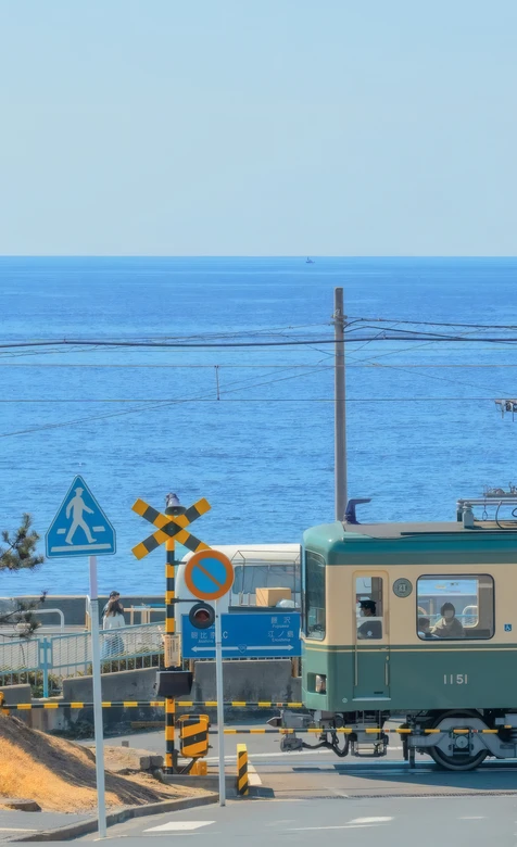 镰仓江之电海边道口风景 日系清新海景壁纸 – 高清 桌面壁纸 开放版权素材 免费下载 手机电脑通用背景图