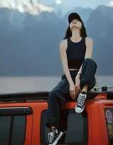 酷飒女生坐红车顶望雪山 户外休闲旅行壁纸