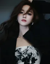 黑衣冷艳女子倚复古石楼栏杆 暗黑时尚写真，美女西装暴徒霸气套图