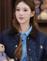 内地明星《赵露思》抱小熊 泰迪熊背景蓝色衬衫写真