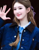 内地明星《赵露思》抱小熊 泰迪熊背景蓝色衬衫写真