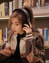 电竞美女写真合集 戴RGB耳机坐电竞椅操作电脑