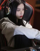 电竞美女写真合集 戴RGB耳机坐电竞椅操作电脑