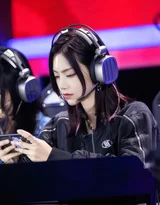 电竞美女写真合集 戴RGB耳机坐电竞椅操作电脑