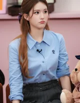 内地明星《赵露思》抱小熊 泰迪熊背景蓝色衬衫写真