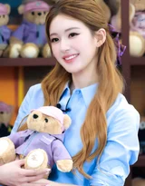 内地明星《赵露思》抱小熊 泰迪熊背景蓝色衬衫写真