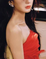 毛晓彤 红裙黑长卷 慵懒氛围感写真 明星时尚大片