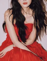 毛晓彤 红裙黑长卷 慵懒氛围感写真 明星时尚大片