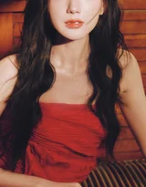 毛晓彤 红裙黑长卷 慵懒氛围感写真 明星时尚大片