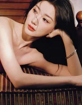 毛晓彤 红裙黑长卷 慵懒氛围感写真 明星时尚大片