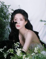 杨超越·暗黑奢华造型 复古优雅风艺术写真