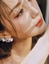 毛晓彤 红裙黑长卷 慵懒氛围感写真 明星时尚大片