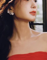 毛晓彤 红裙黑长卷 慵懒氛围感写真 明星时尚大片