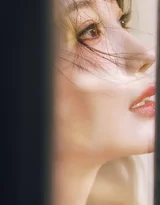 毛晓彤 红裙黑长卷 慵懒氛围感写真 明星时尚大片